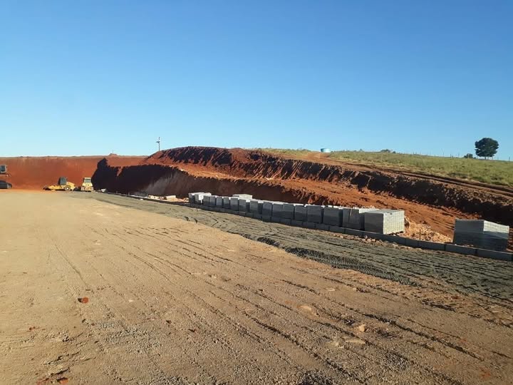 Fundação de obra residencial utilizando blocos de concreto Auren